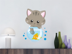 Коте с аквариум и рибка