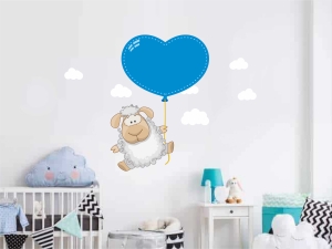 Сладурска овца със син балон и облаци