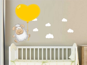 Сладурска овца с жълт балон и облаци